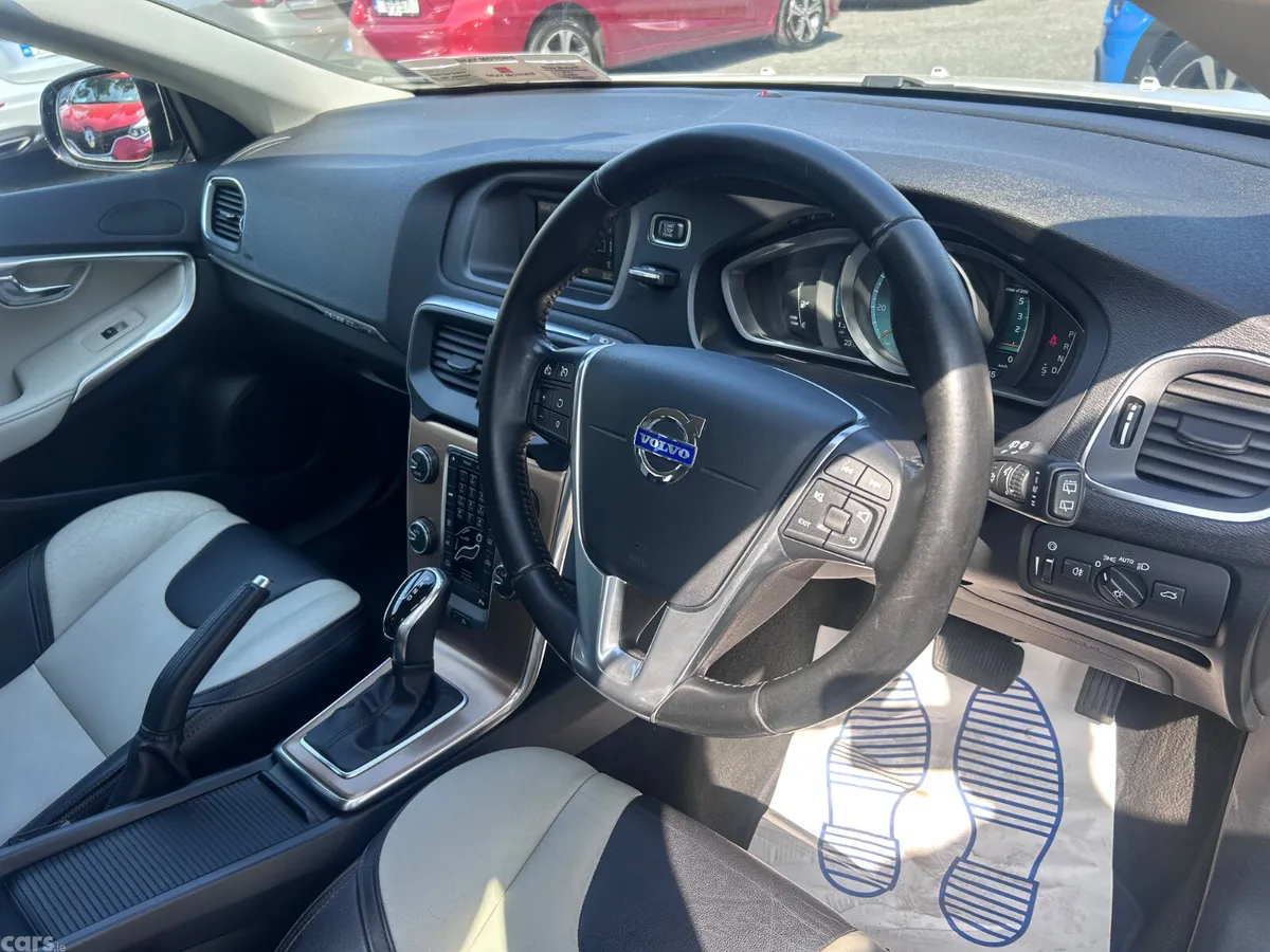 Volvo V40 Hatchback, Diesel, 2014, White