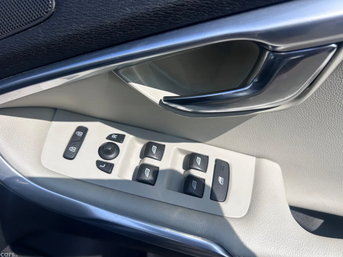 Volvo V40 Hatchback, Diesel, 2014, White