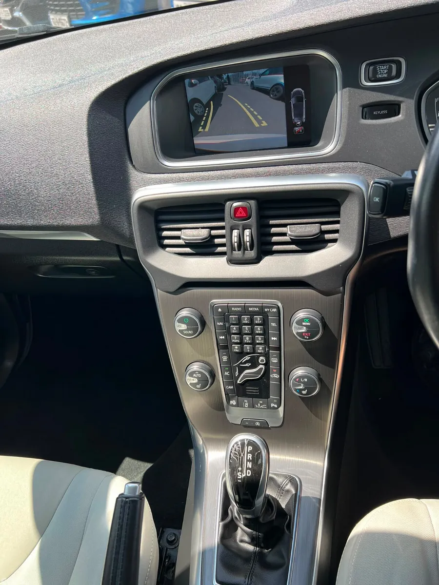 Volvo V40 Hatchback, Petrol, 2014, White