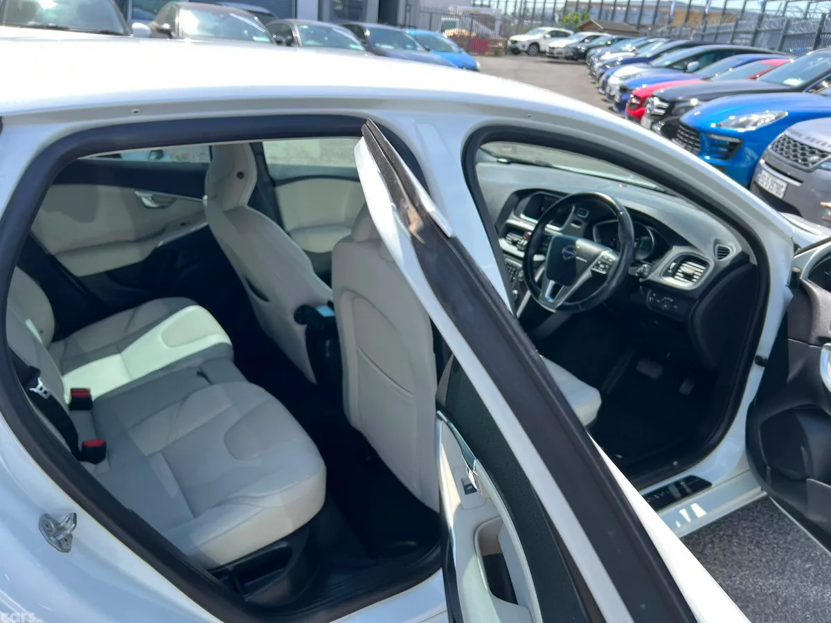 Volvo V40 Hatchback, Petrol, 2014, White