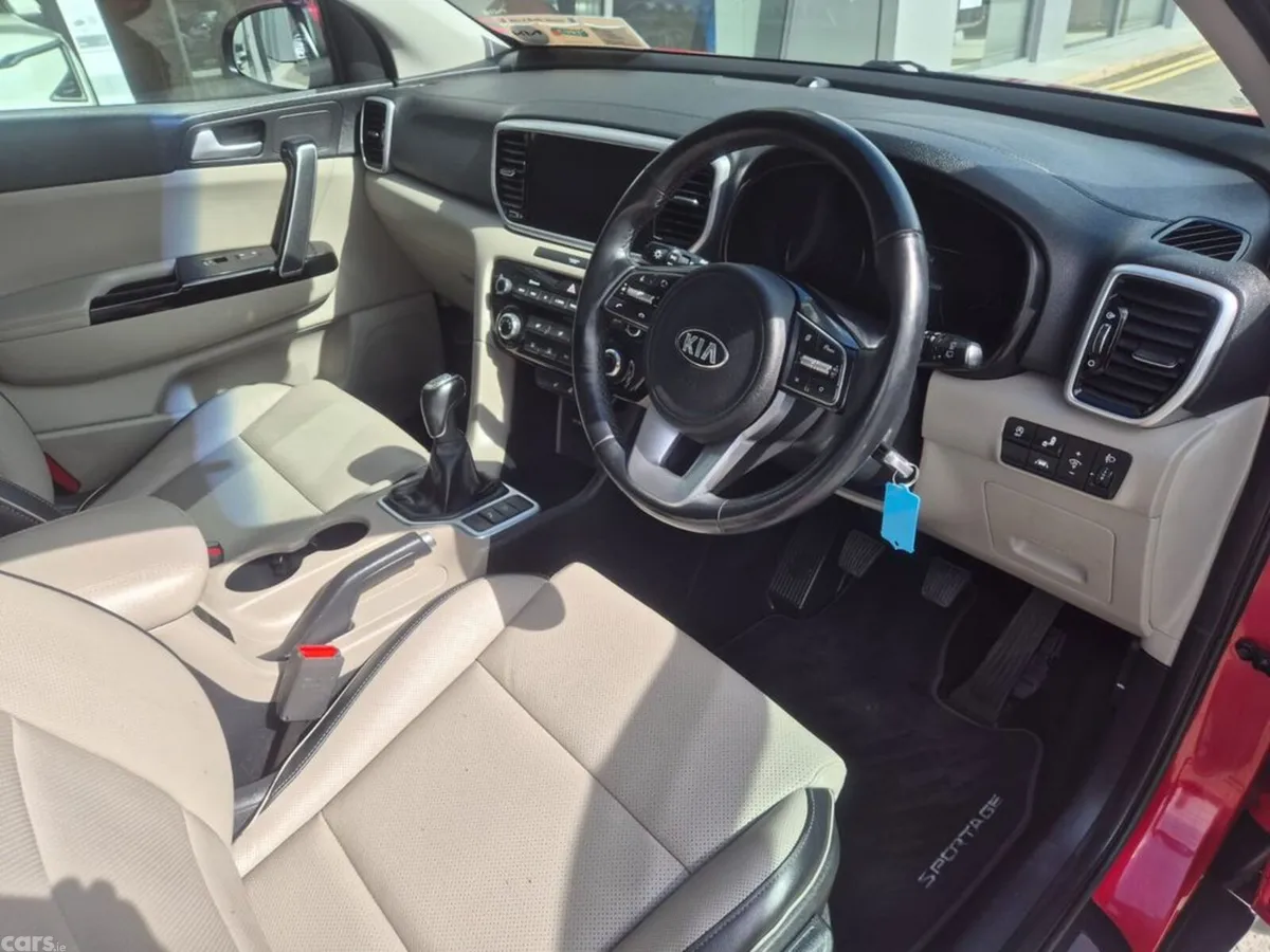 Kia Sportage MPV, Diesel Hybrid, 2021, Red