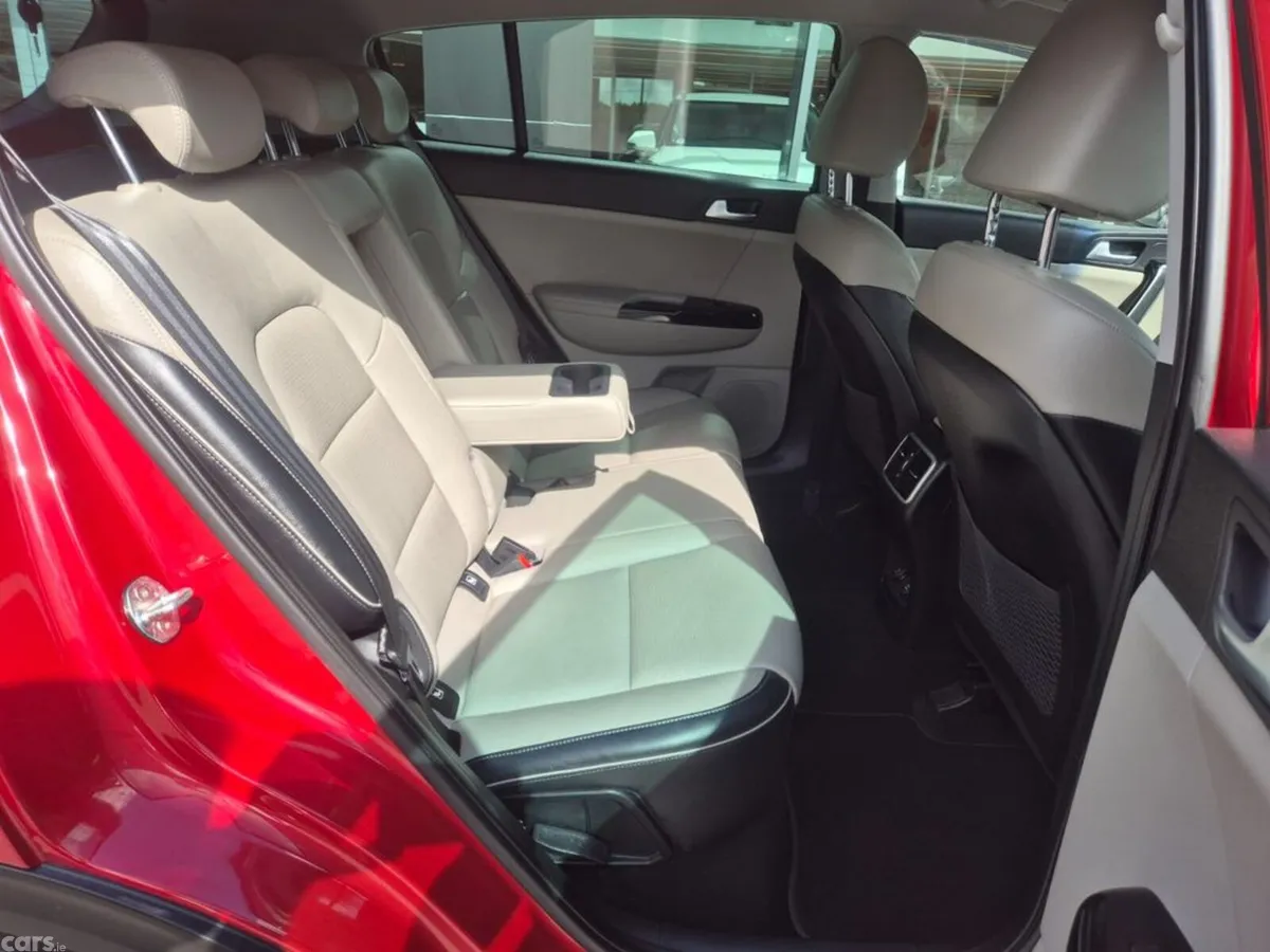 Kia Sportage MPV, Diesel Hybrid, 2021, Red