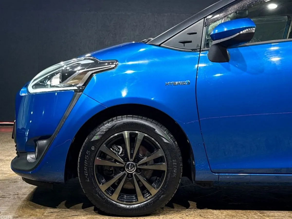 Toyota Sienta MPV, Petrol Hybrid, 2017, Blue