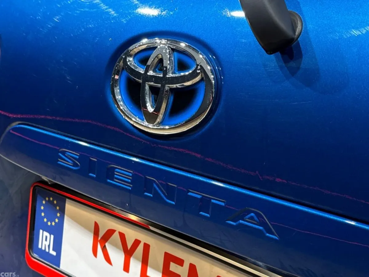 Toyota Sienta MPV, Petrol Hybrid, 2017, Blue
