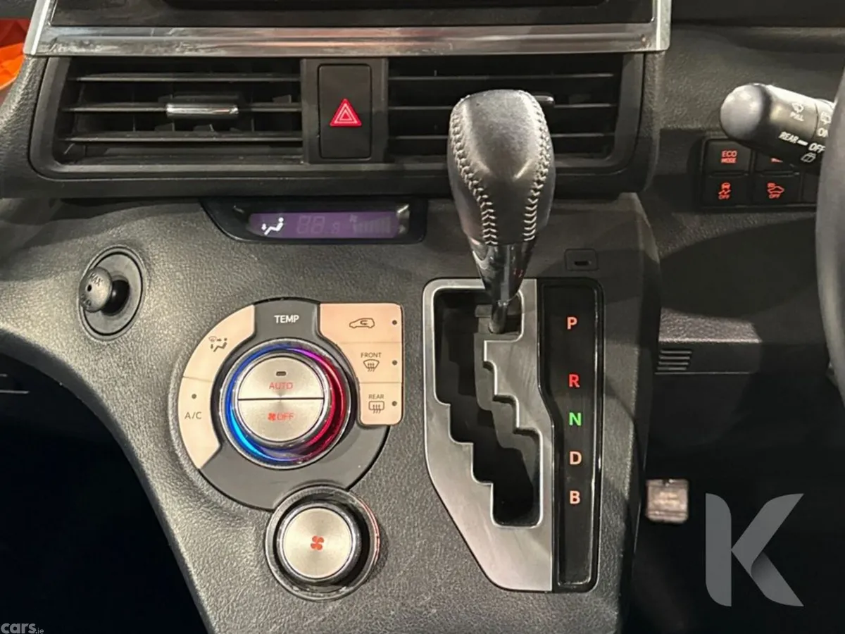 Toyota Sienta MPV, Petrol Hybrid, 2017, Blue