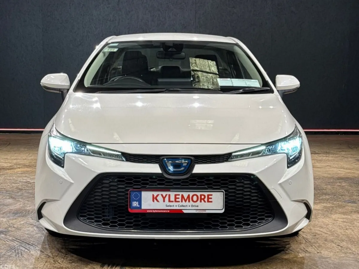 Toyota Corolla Saloon, Petrol Hybrid, 2020, White
