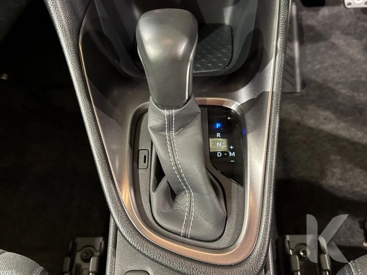 Toyota Yaris Hatchback, Petrol, 2021, White