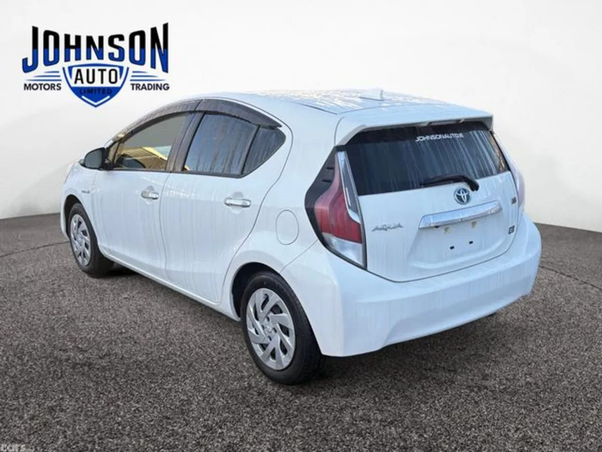 Toyota Aqua Hatchback, Petrol Hybrid, 2017, White