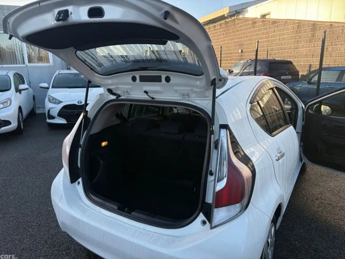 Toyota Aqua Hatchback, Petrol Hybrid, 2017, White