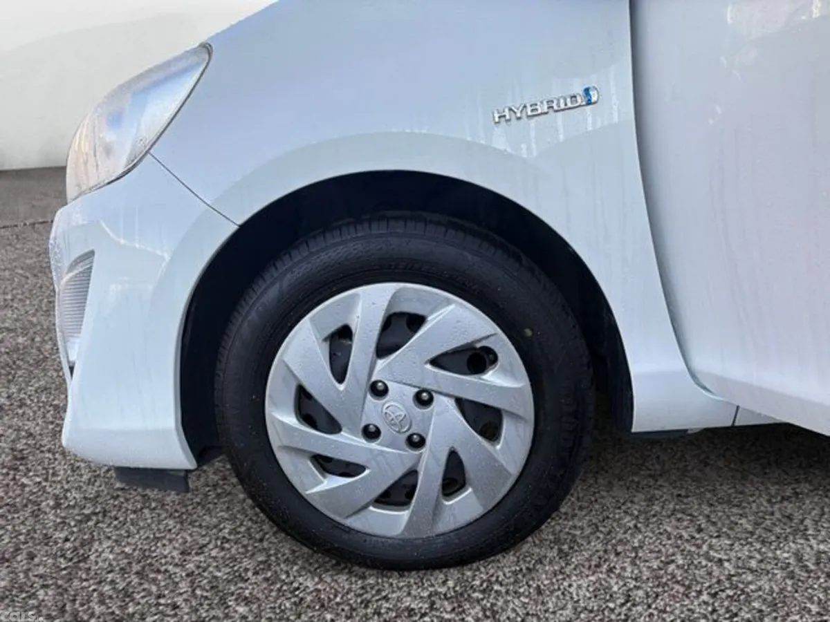 Toyota Aqua Hatchback, Petrol Hybrid, 2017, White