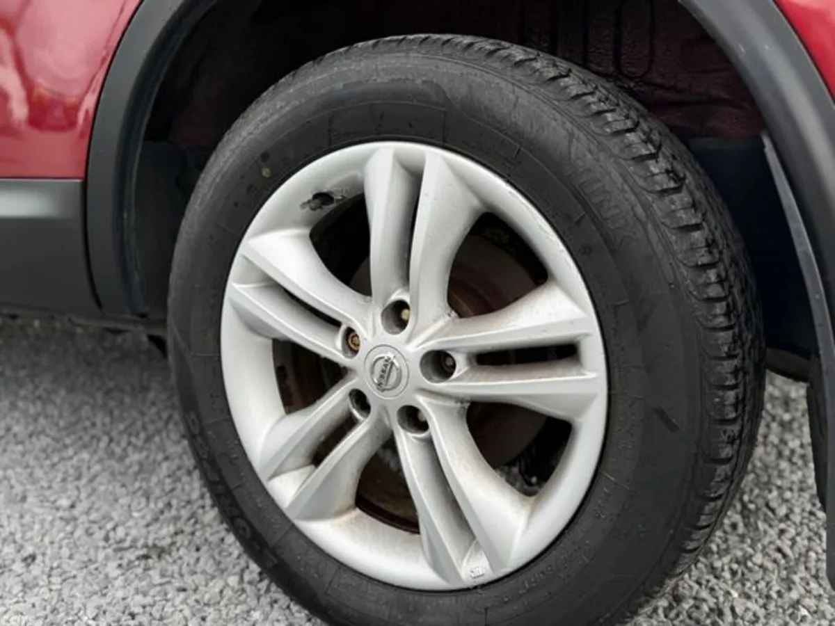 Nissan Qashqai Hatchback, Diesel, 2012, Red