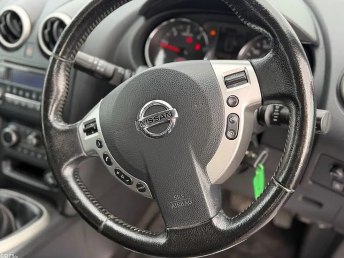 Nissan Qashqai Hatchback, Diesel, 2012, Red