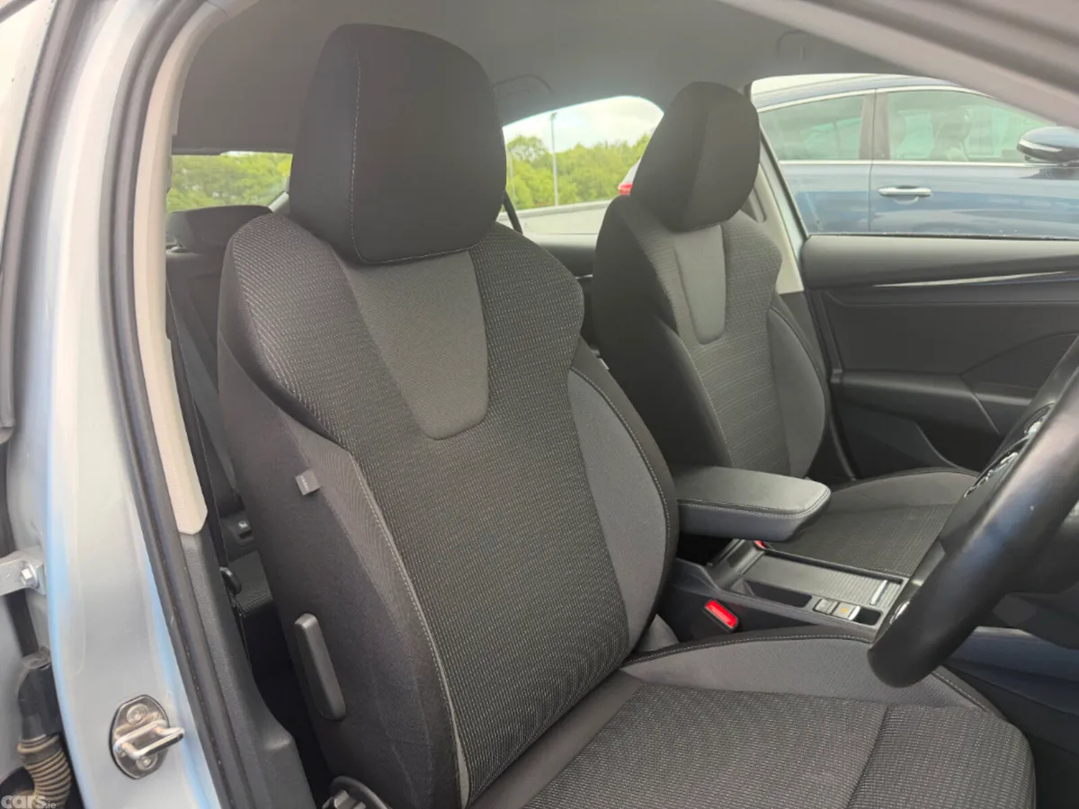 Skoda Octavia Saloon, Diesel, 2023, Grey