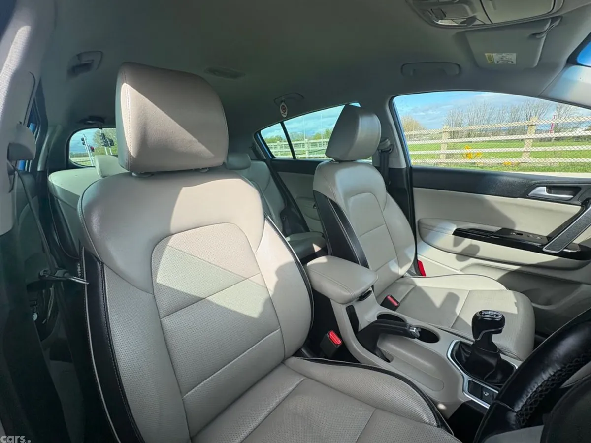 Kia Sportage SUV, Diesel Hybrid, 2021, Blue