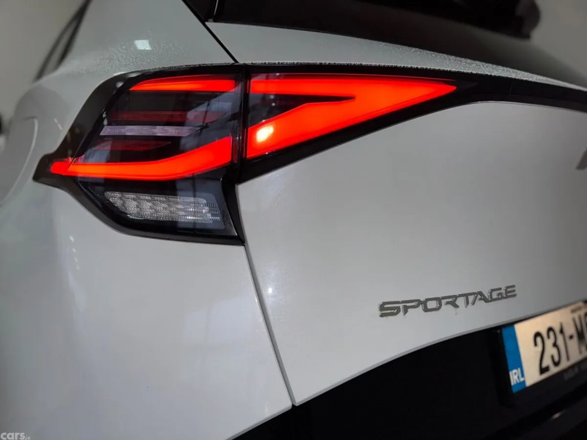Kia Sportage MPV, Diesel Hybrid, 2023, White