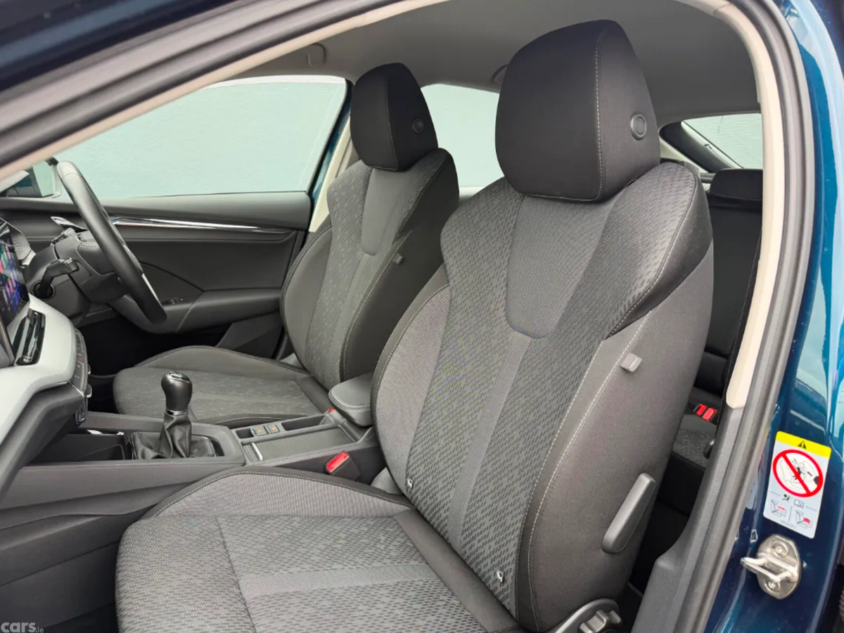 Skoda Octavia Saloon, Diesel, 2023, Blue