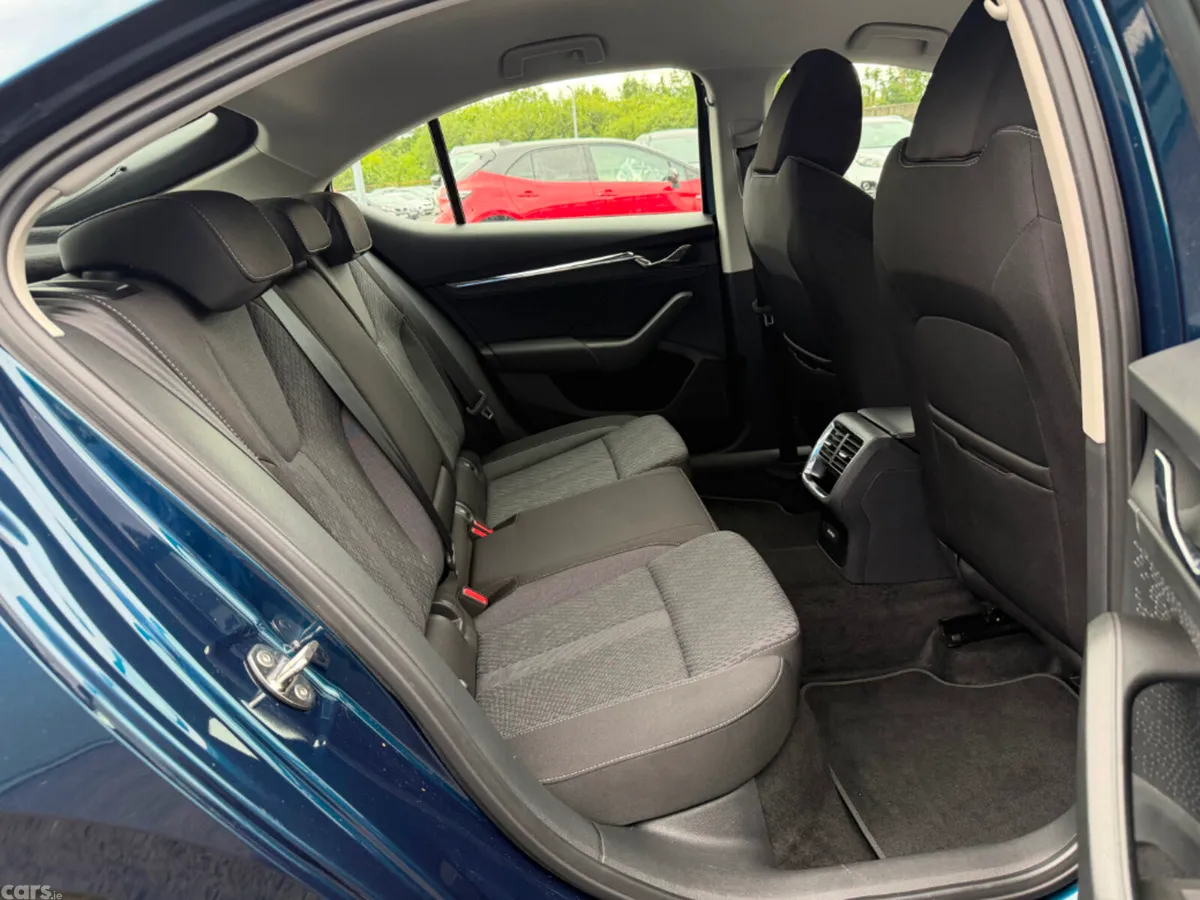 Skoda Octavia Saloon, Diesel, 2023, Blue