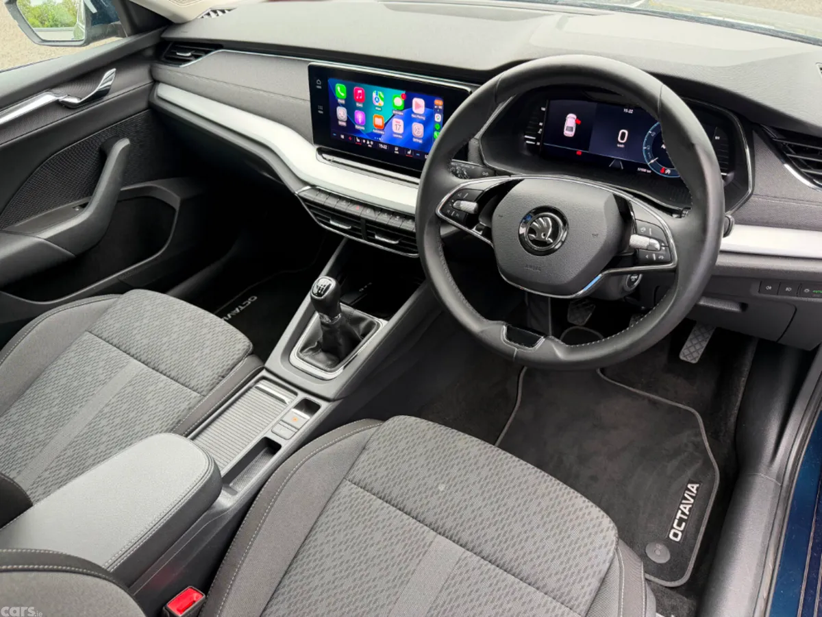 Skoda Octavia Saloon, Diesel, 2023, Blue