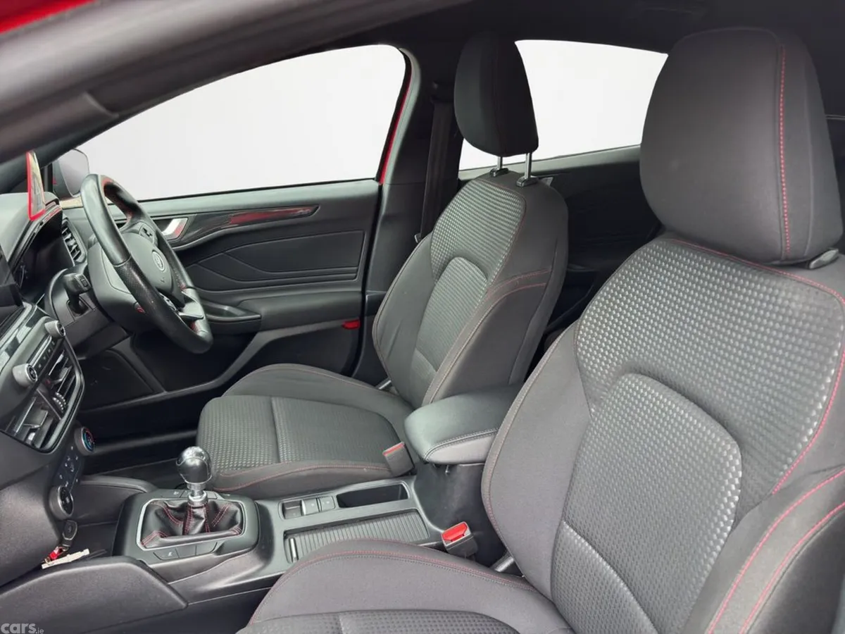 Ford Focus Hatchback, Diesel, 2021, Red