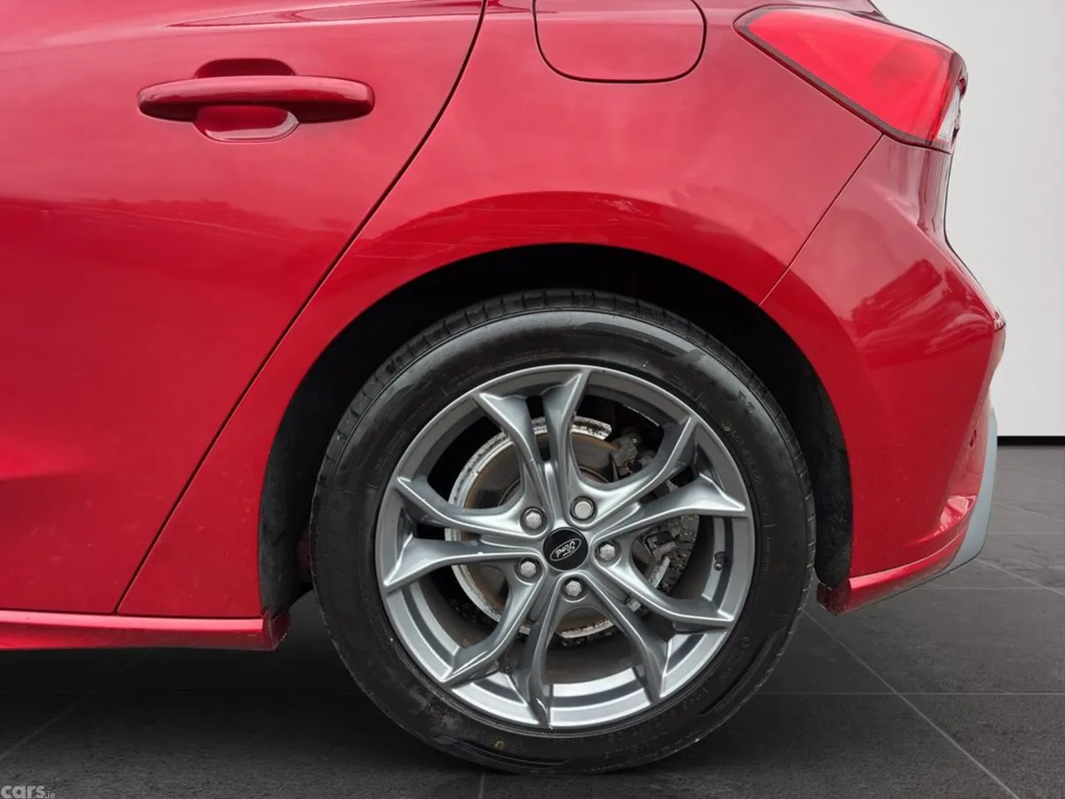 Ford Focus Hatchback, Diesel, 2021, Red