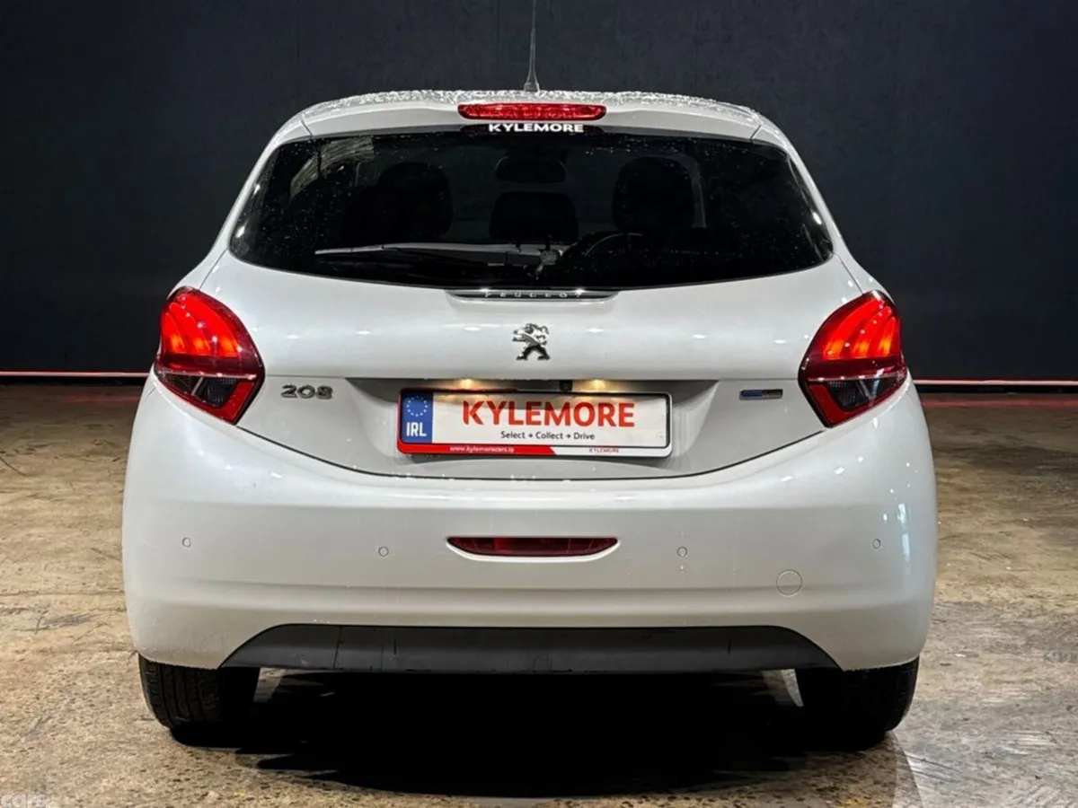 Peugeot 208 Hatchback, Petrol, 2017, White