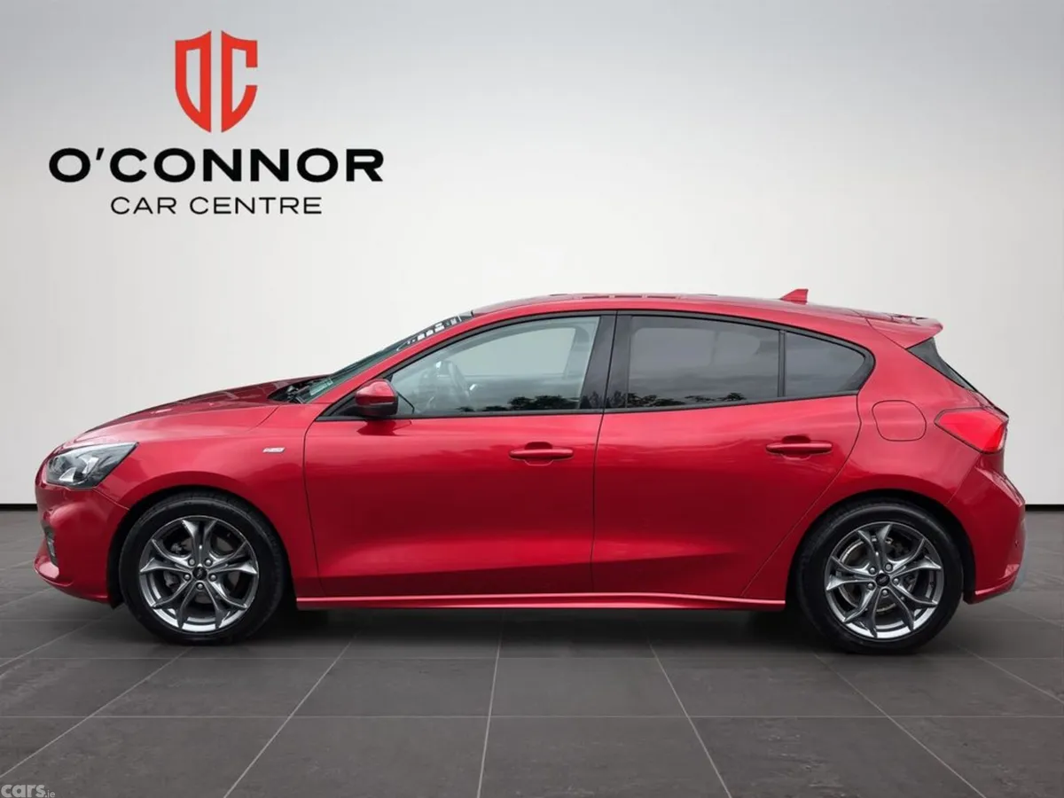 Ford Focus Hatchback, Diesel, 2021, Red