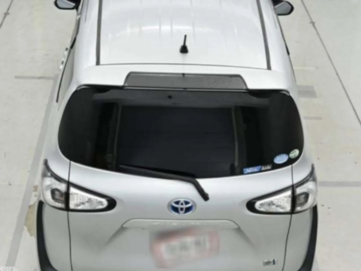 Toyota Sienta MPV, Petrol Hybrid, 2017, Silver