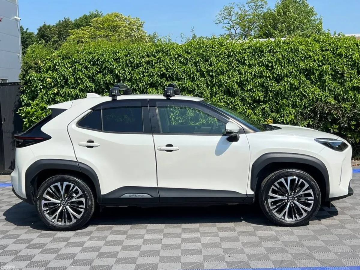 Toyota Yaris Cross Hatchback, Petrol Hybrid, 2022, White