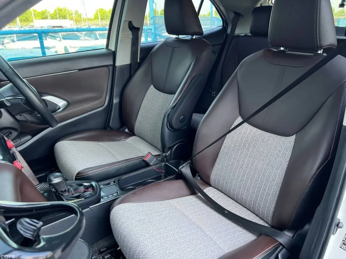 Toyota Yaris Cross Hatchback, Petrol Hybrid, 2022, White