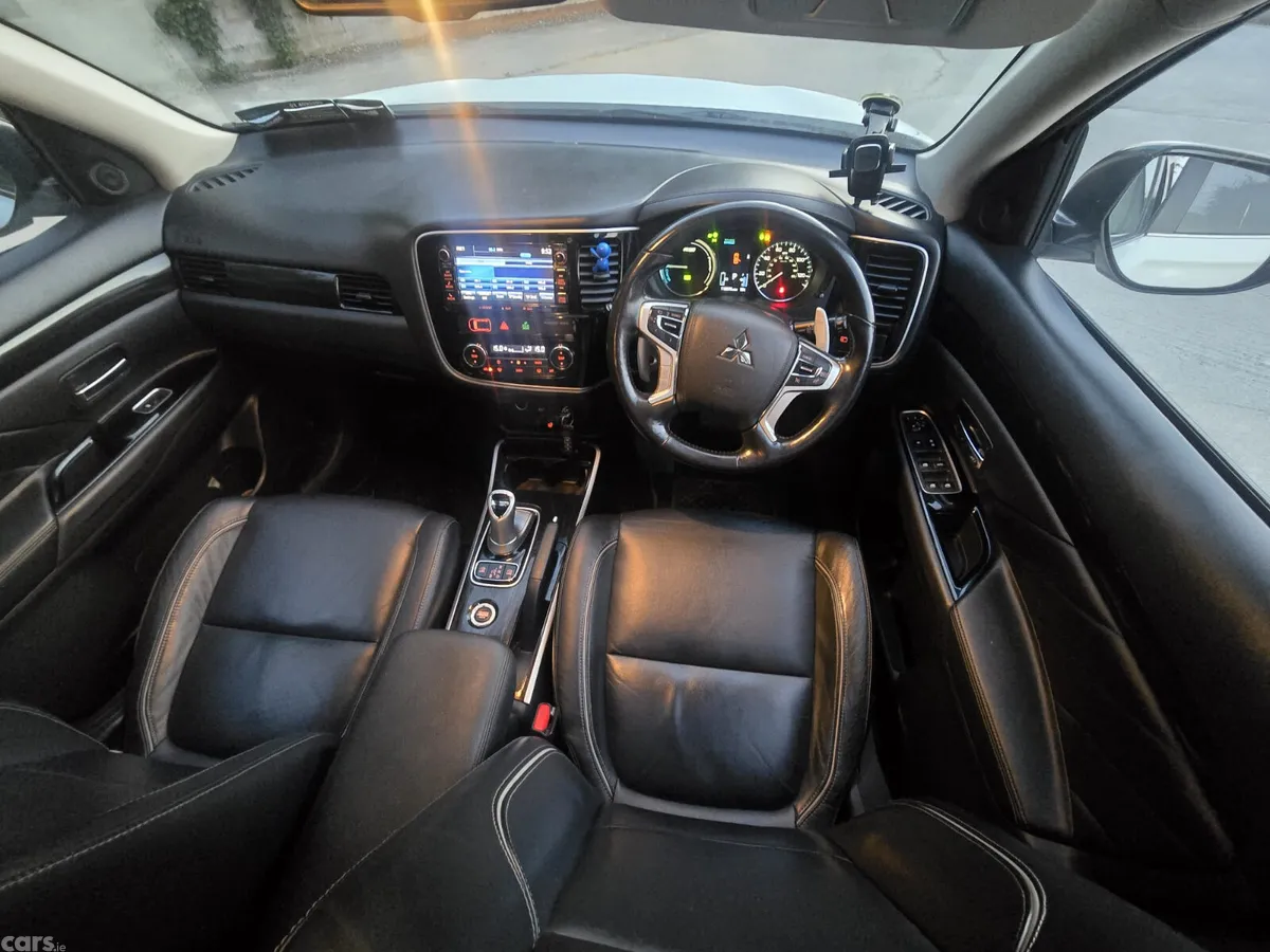 Mitsubishi Outlander SUV, Petrol Plug-in Hybrid, 2016, White