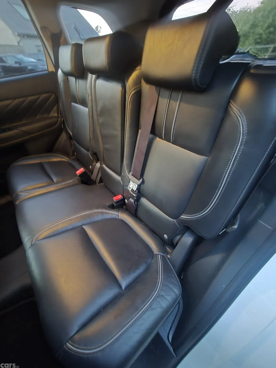 Mitsubishi Outlander SUV, Petrol Plug-in Hybrid, 2016, White