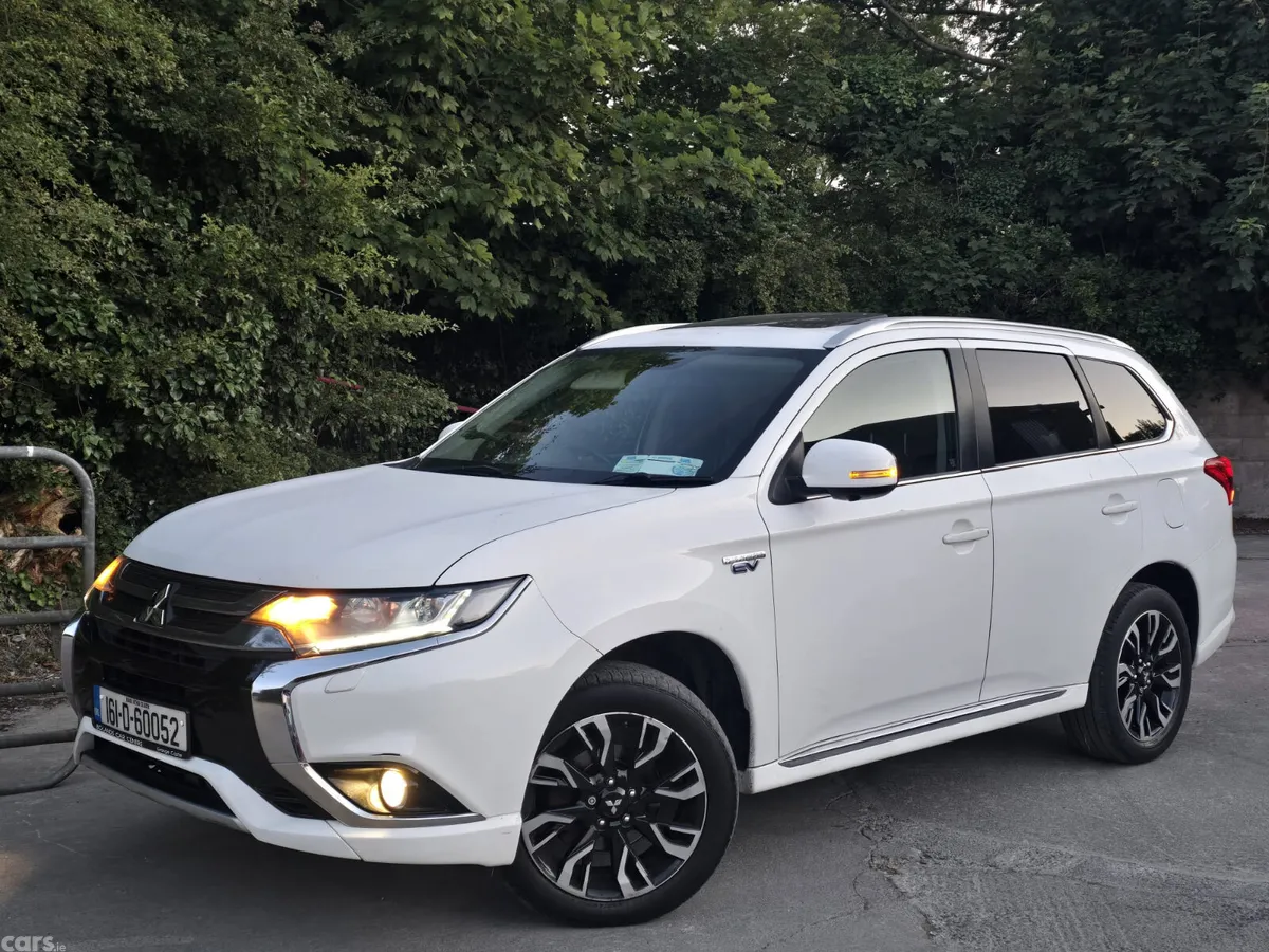 Mitsubishi Outlander SUV, Petrol Plug-in Hybrid, 2016, White