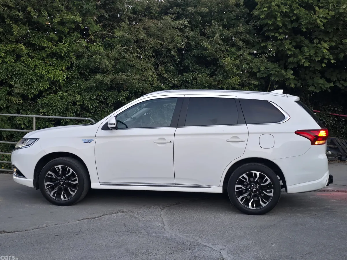 Mitsubishi Outlander SUV, Petrol Plug-in Hybrid, 2016, White