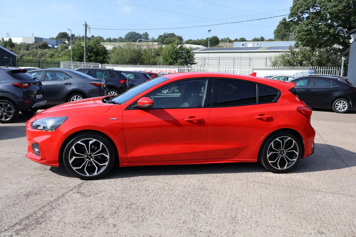 Ford Focus Hatchback, Petrol, 2020, Red