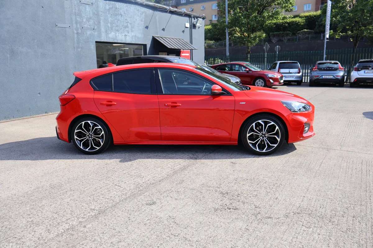 Ford Focus Hatchback, Petrol, 2020, Red