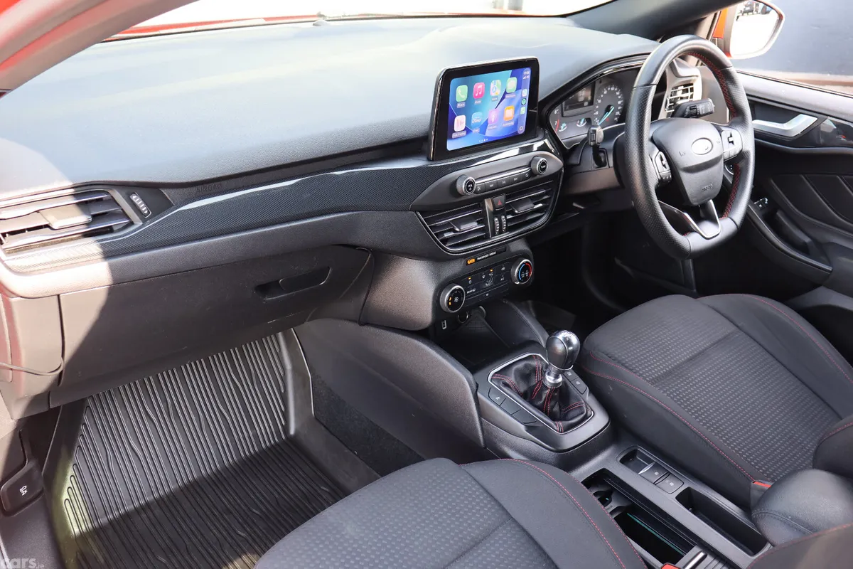 Ford Focus Hatchback, Petrol, 2020, Red