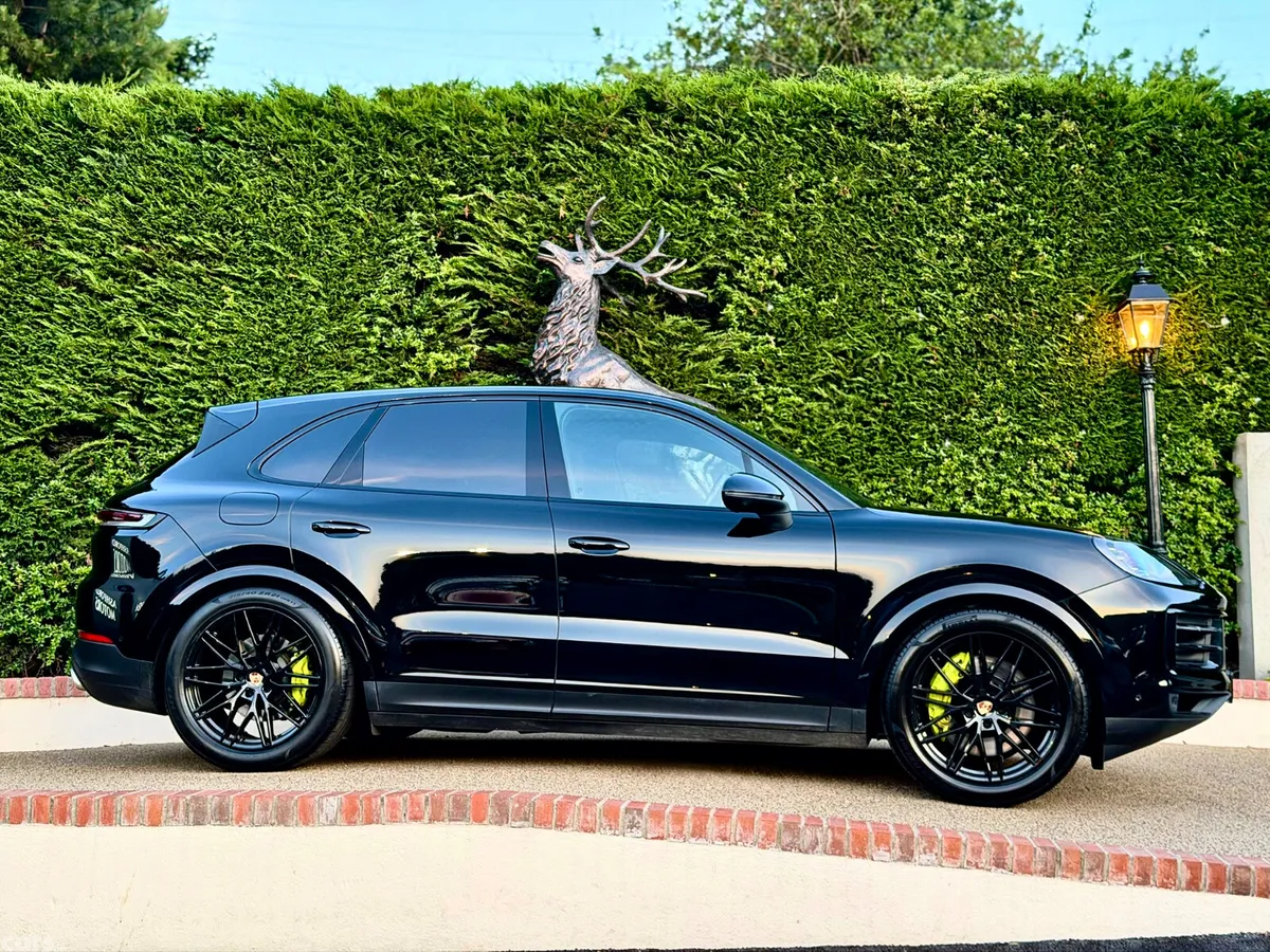 Porsche Cayenne SUV, Petrol Plug-in Hybrid, 2024, Black
