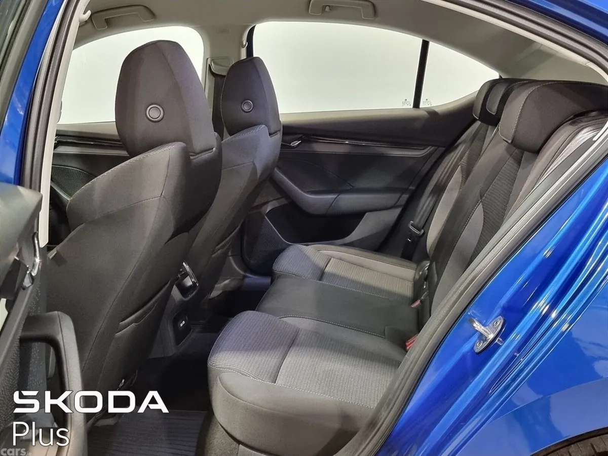 Skoda Octavia Saloon, Petrol, 2023, Blue