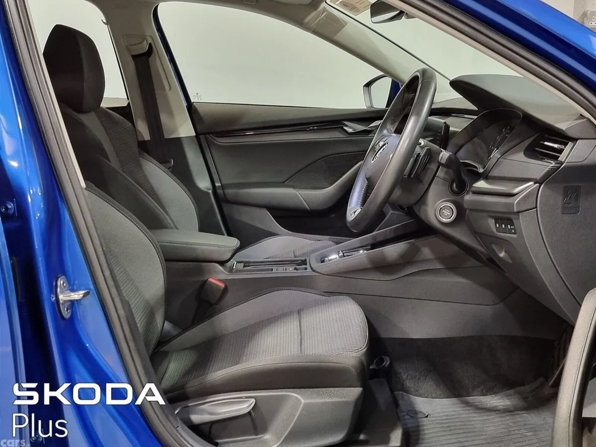 Skoda Octavia Saloon, Petrol, 2023, Blue