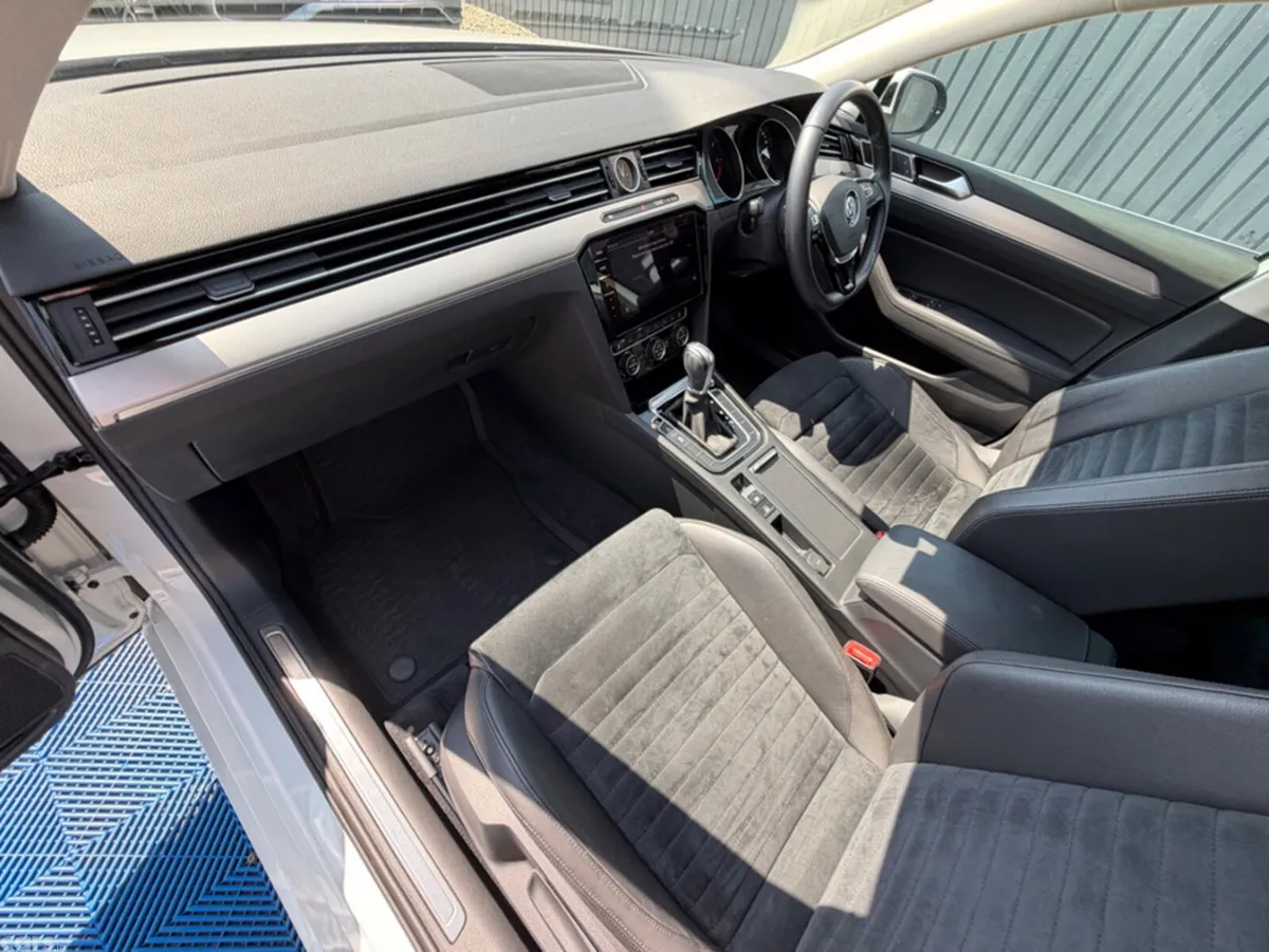 Volkswagen Passat Saloon, Diesel, 2019, White