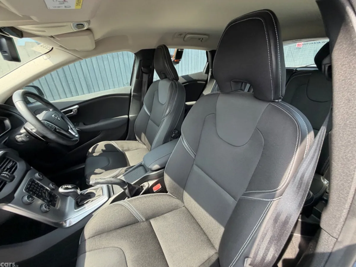 Volvo V40 Hatchback, Diesel, 2018, Grey