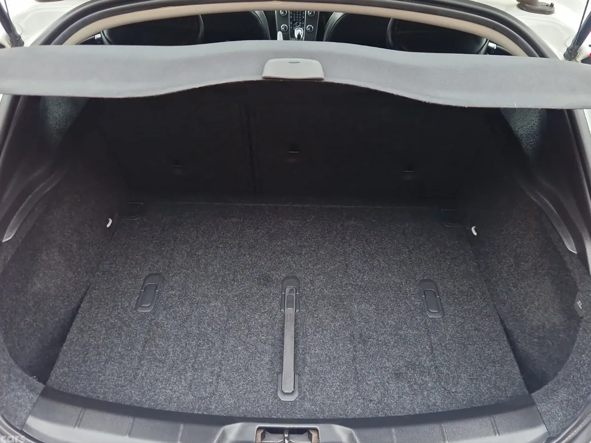 Volvo V40 Hatchback, Petrol, 2014, White