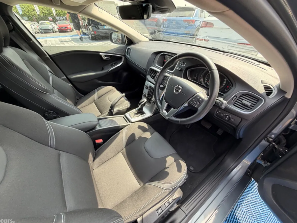 Volvo V40 Hatchback, Diesel, 2018, Grey