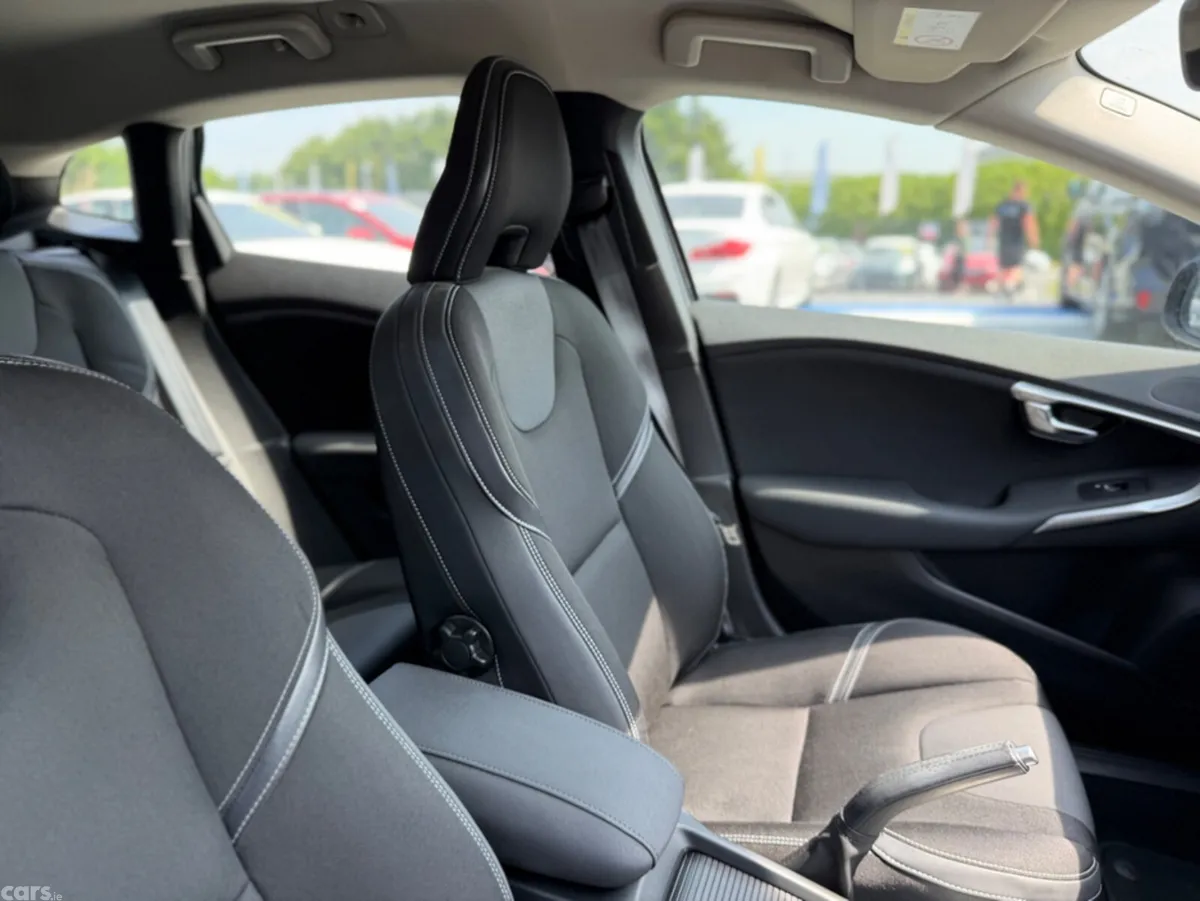 Volvo V40 Hatchback, Diesel, 2018, Grey