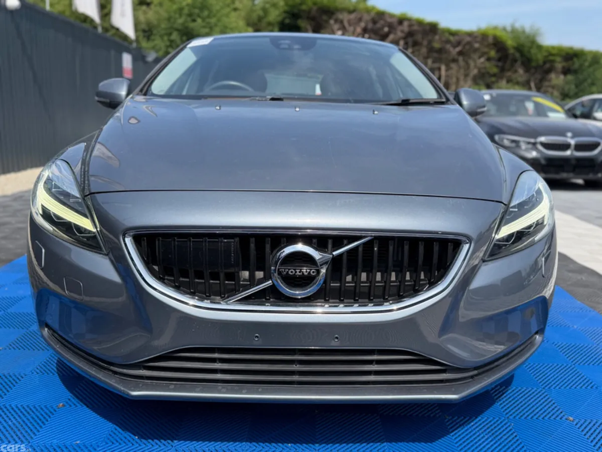 Volvo V40 Hatchback, Diesel, 2018, Grey