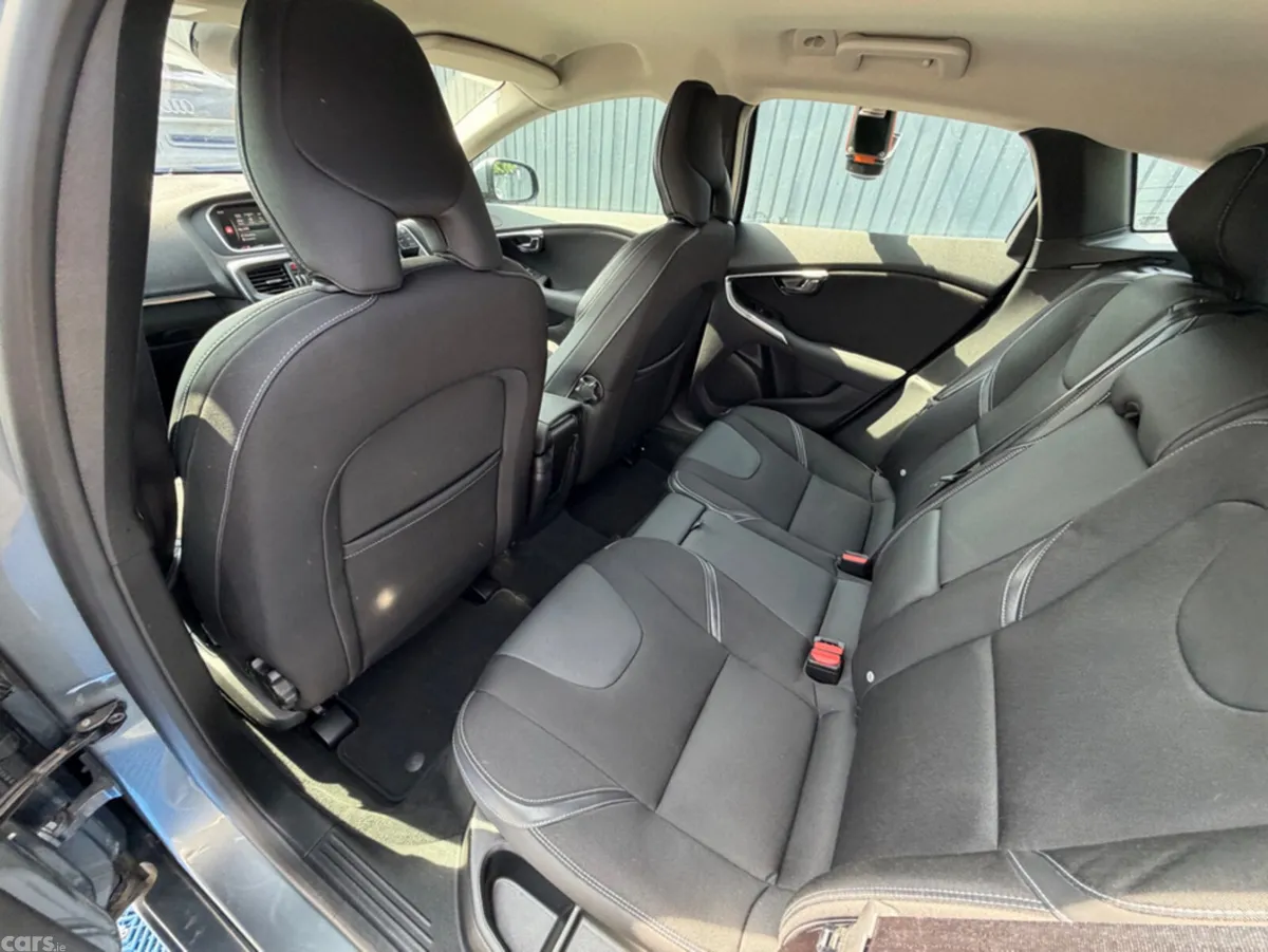Volvo V40 Hatchback, Diesel, 2018, Grey