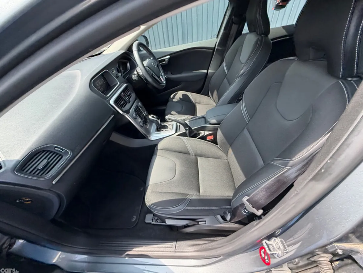 Volvo V40 Hatchback, Diesel, 2018, Grey