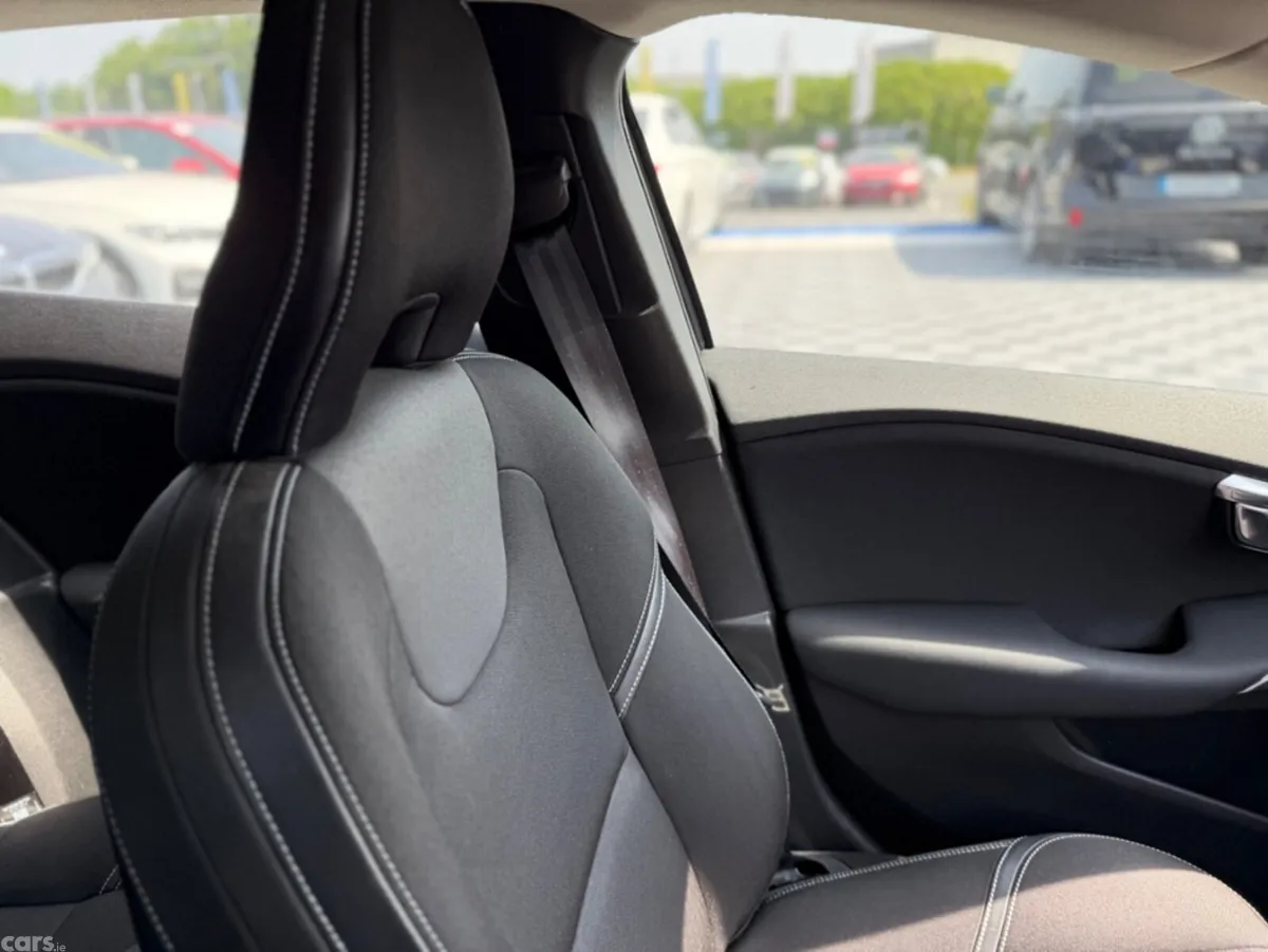 Volvo V40 Hatchback, Diesel, 2018, Grey
