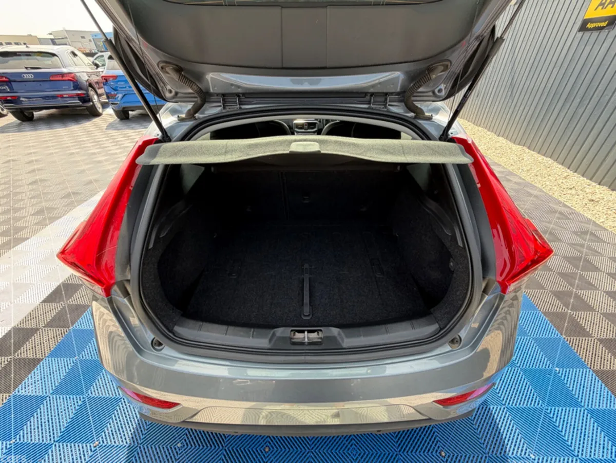 Volvo V40 Hatchback, Diesel, 2018, Grey