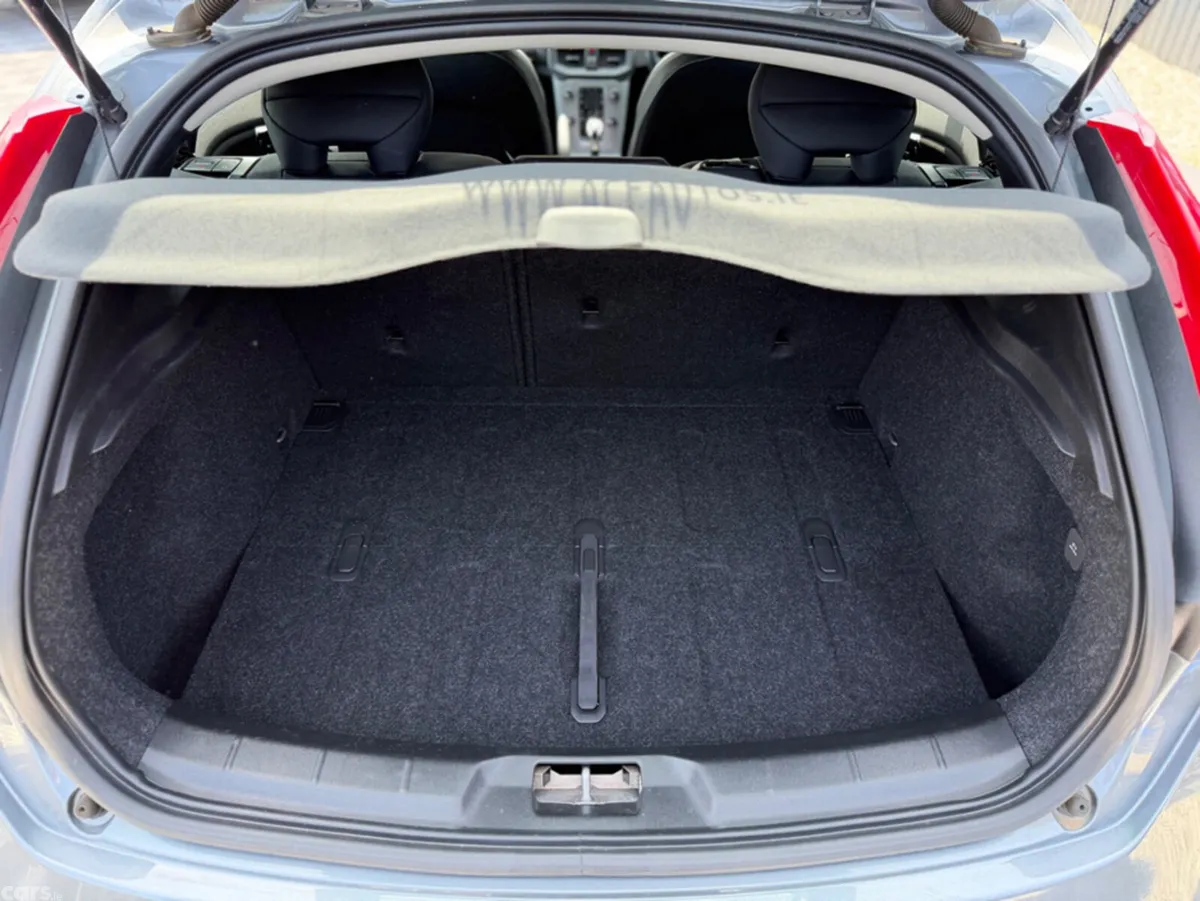 Volvo V40 Hatchback, Diesel, 2018, Grey